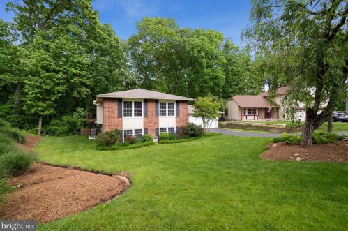 7200 Neaptide Ln, Springfield, VA 22015-4422