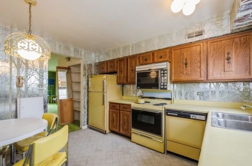 9361 Bay Colony Dr, Des Plaines, IL 60016-3744