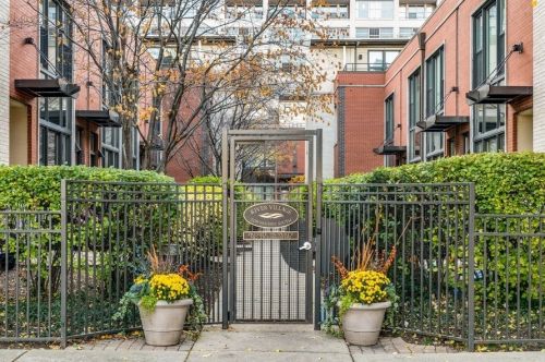 940 Crosby St, Chicago IL  60610-2402 exterior