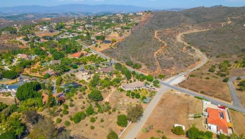 2021 Pleasant Heights Dr, Vista CA  92084-2844 exterior