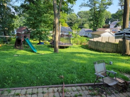 11 Northwestern Trl, Hopatcong, NJ 07843-1520
