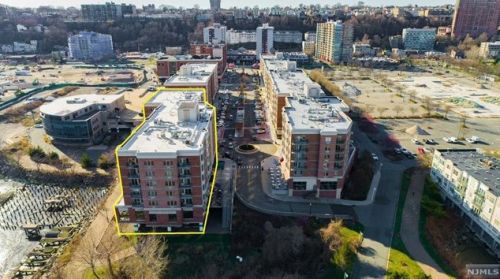 6105 City Pl, Edgewater, NJ 07020-3173