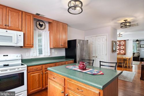 6132 Shady Side Rd, Shady Side MD exterior