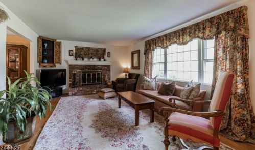 87 Oakdale Rd, Chester, NJ 07930-2212