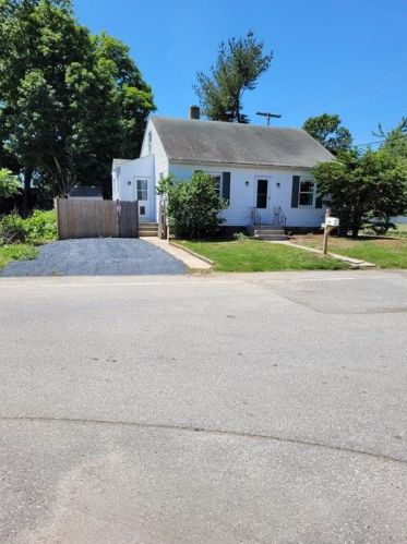 66 Fullerton Rd, Warwick, RI 02886-1422