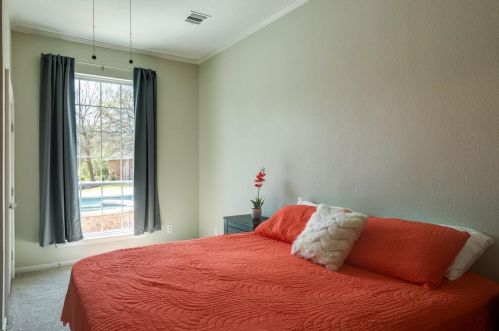 2817 Country Vly Rd, Garland TX  75041-2130 exterior