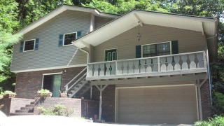 1547 Oaklake Dr, Dalton, GA 30721-8440