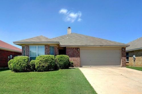 10437 Fossil Hill Dr, Fort Worth TX  76131-3948 exterior