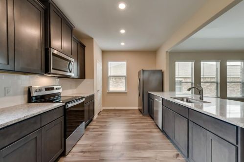 204 Lakeridge Dr, Princeton TX  75407-4828 exterior