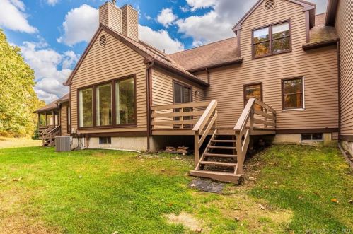 15 Meadowlark Cir, Upper Stepney, CT 06468-2647