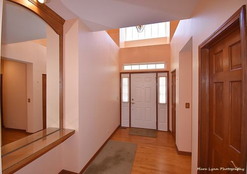 909 Viewpointe Dr, Saint Charles, IL 60174-4186