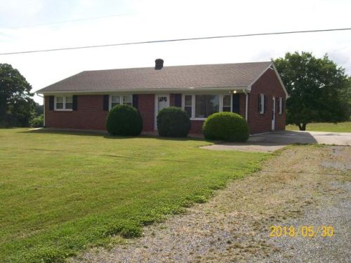1097 Blue Ridge Dr, Gretna, VA 24557-1718