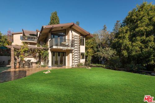 16820 Oak View Dr, Van Nuys CA  91436-3240 exterior
