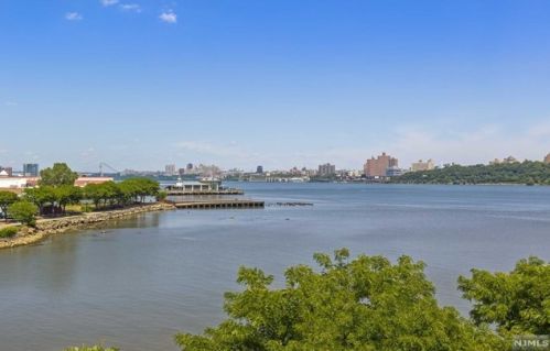 311 Nelson Ct, Edgewater NJ  07020-1618 exterior