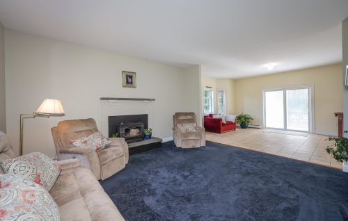 92 Middle Rd, Deerfield, NH 03037-1609