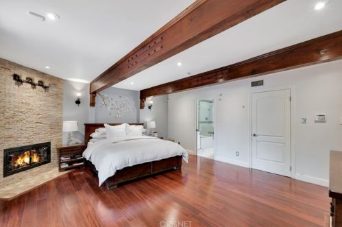 1664 Las Flores Dr, Glendale CA  91207-1200 exterior