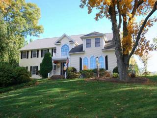 16 Elizabeth Dr, Lincoln, RI 02865-1351