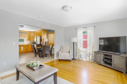 21 Bartlett Rd, Quaker Hill, CT 06375-1104