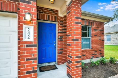 242 Amber Oak Dr, Uhland TX  78640-5270 exterior