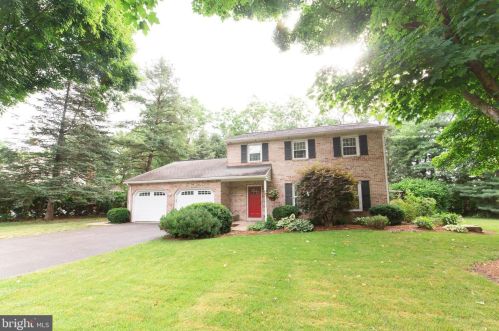 102 Suncrest Rd, Lancaster, PA 17601-4835