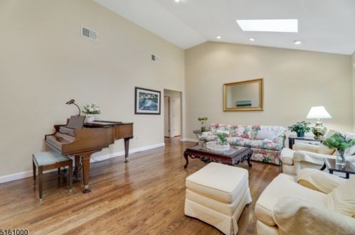 16 Knollwood Dr, Town Center NJ  07052-2406 exterior