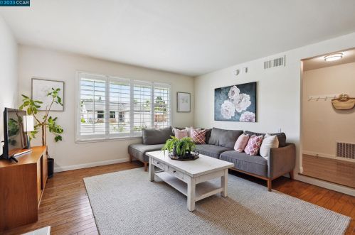 2710 Waltrip Ln, Concord, CA 94518-2626
