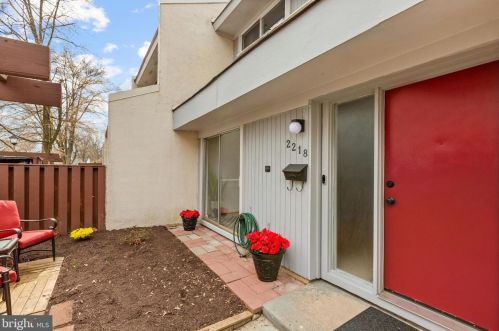 2218 Southgate Sq, Herndon, VA 20191-1228