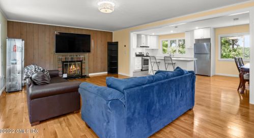 7 Pilgrim Dr, Greenwich CT  06831-4925 exterior