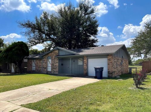 910 Quebec Dr, Garland, TX 75040-5218