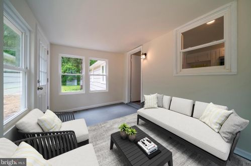 73 Bayberry Rd, Princeton NJ  08540-7418 exterior