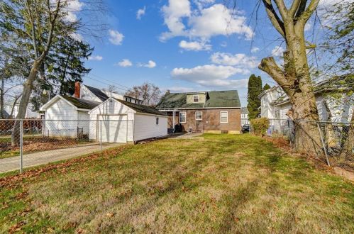 221 Parkwood Ave, Springfield OH  45506-2702 exterior