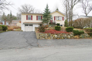 32 Mast Rd, Hopatcong, NJ 07843-1417