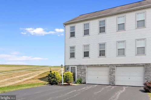 1060 Hearthridge Ln, York, PA 17404-7820