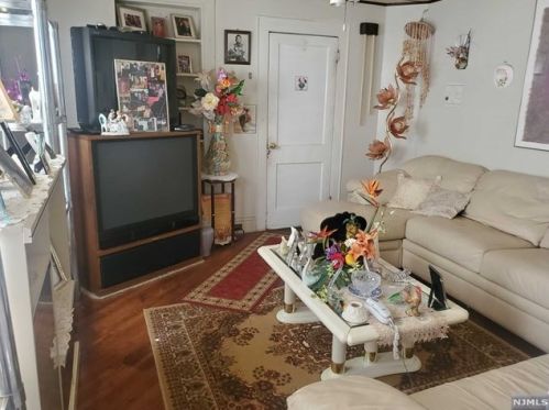 82 Watchung Ave, Town Center, NJ 07052-6005