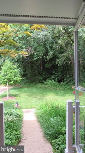 1504 Poplar Grove Dr, Herndon, VA 20194-1729