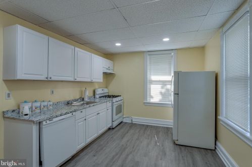 93 Church St, Beverly, NJ 08010-3526