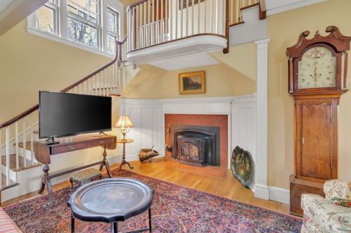 90 Mountain Rd, Hartford, CT 06111-1513