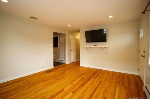 32 Laurel St, Southington CT  06489-1226 exterior