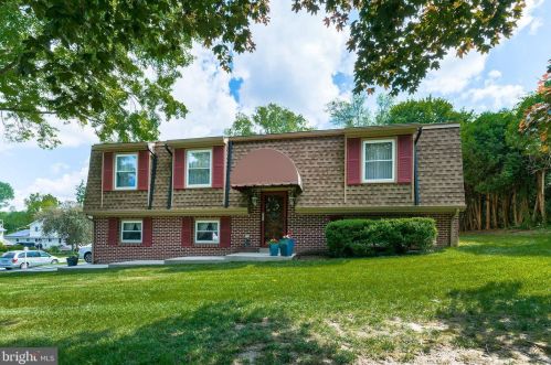 303 Devon Dr, Lancaster PA  17603-4609 exterior