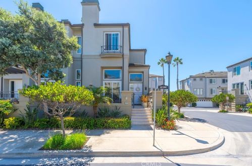 19301 Surf Dr, Huntington Beach, CA 92648-5586
