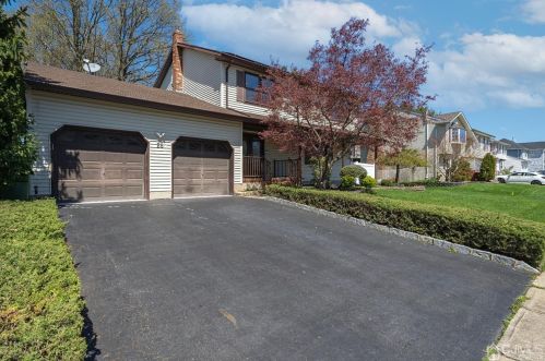 28 Plafsky Dr, Edison, NJ 08817-2252