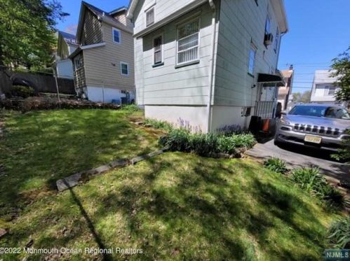 43 Ridgehurst Rd, Town Center, NJ 07052-5717