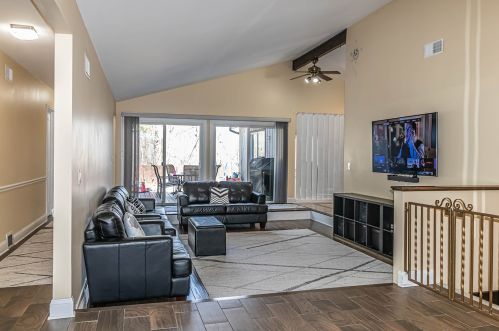 1890 Big Bend Dr, Des Plaines, IL 60016-3517