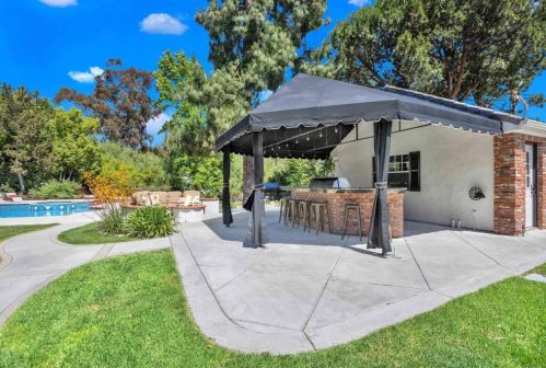 1156 Sugarbush Dr, Vista CA 92084-7464 exterior