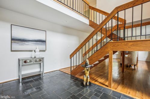 10729 Cross School Rd, Herndon, VA 20191-5105