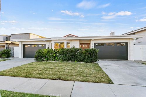 17089 Westport Dr, Huntington Beach CA  92649-4246 exterior