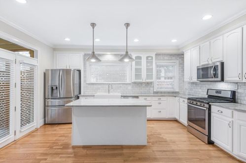 725 Brookridge Dr, Atlanta GA  30306-3676 exterior