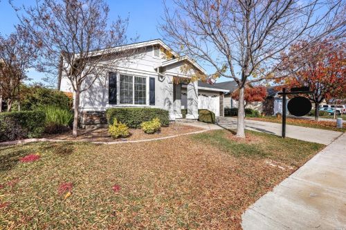 218 Yosemite Cir, Vacaville, CA 95687-3479