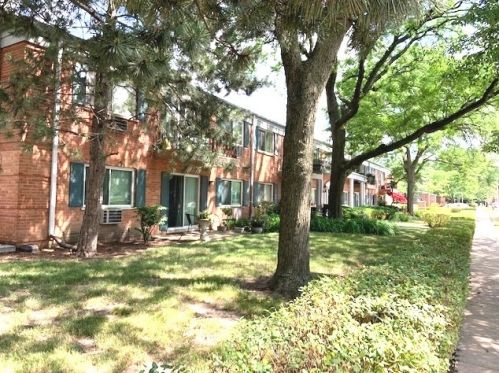 2303 Goebbert Rd, Arlington Hts, IL 60005-4103