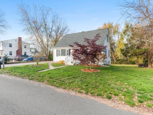 7 Homestead Ave, Warren, RI 02885-2918